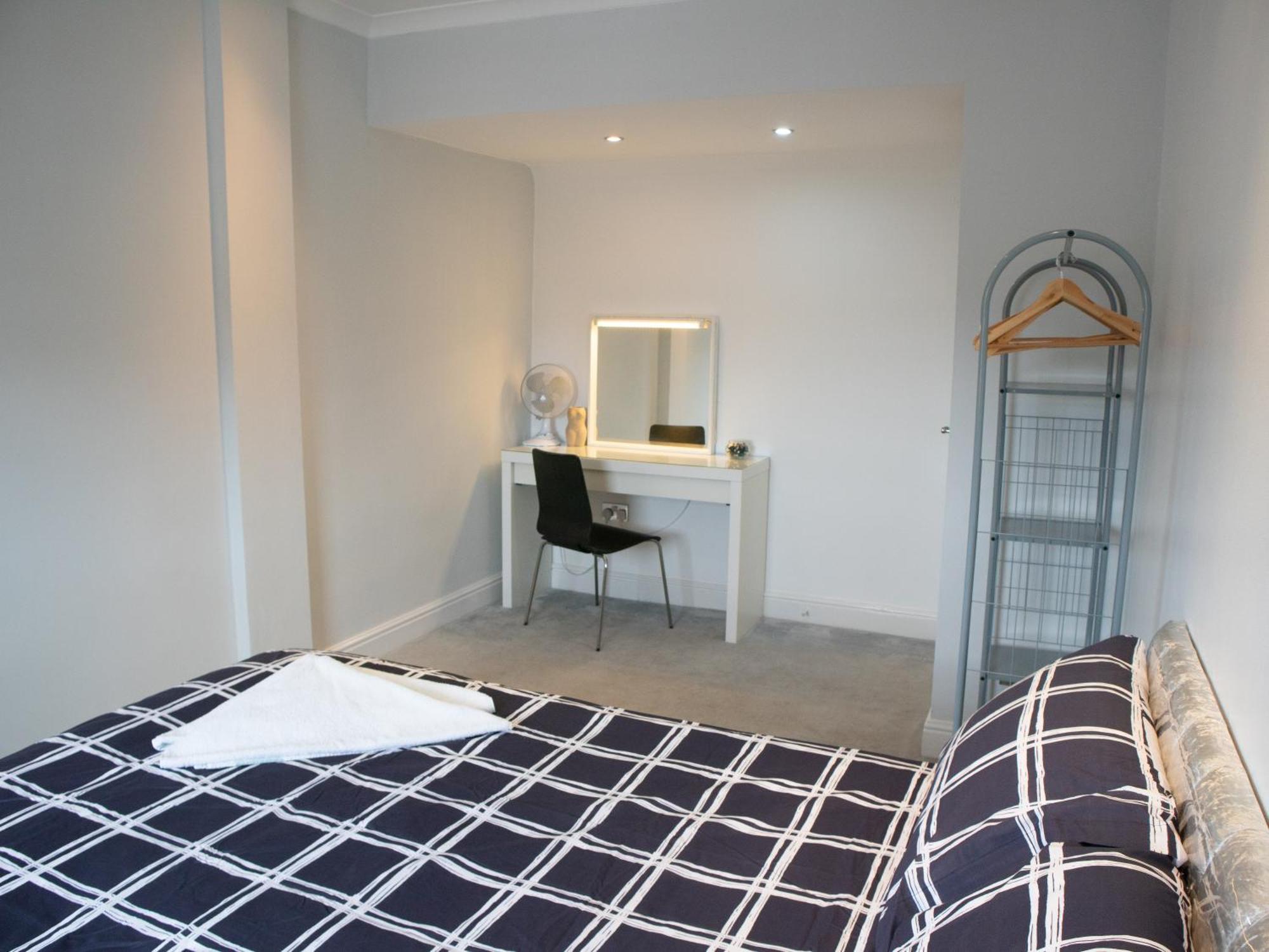 Bright Private Terrace - Free Private Parking - Tv - Wifi - Netflix Apartment Croydon Ngoại thất bức ảnh